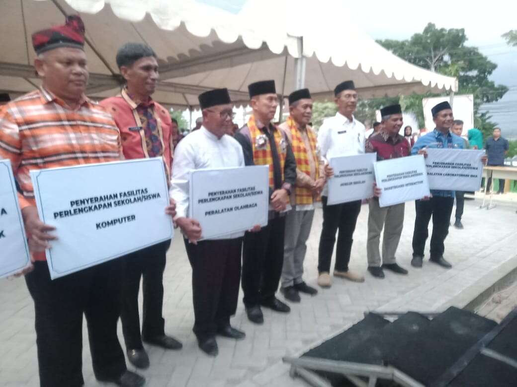 Penyerahan Fasilitas Perlengkapan Sekolah/Siswa